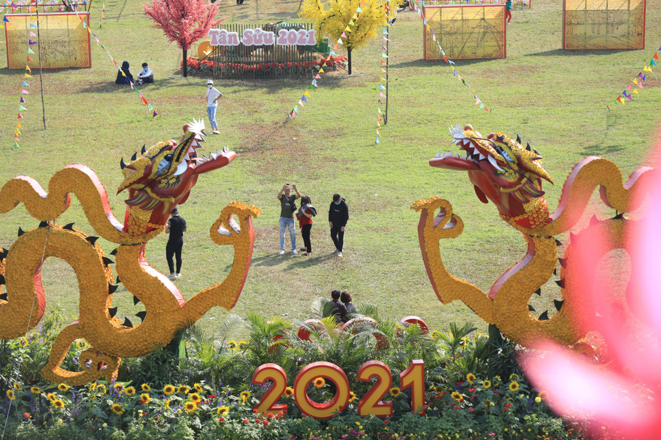 Du khách tham quan và trải nghiệm không khí Tết Việt xưa qua các trò chơi dân gian. (Ảnh: Minh Đức/TTXVN)