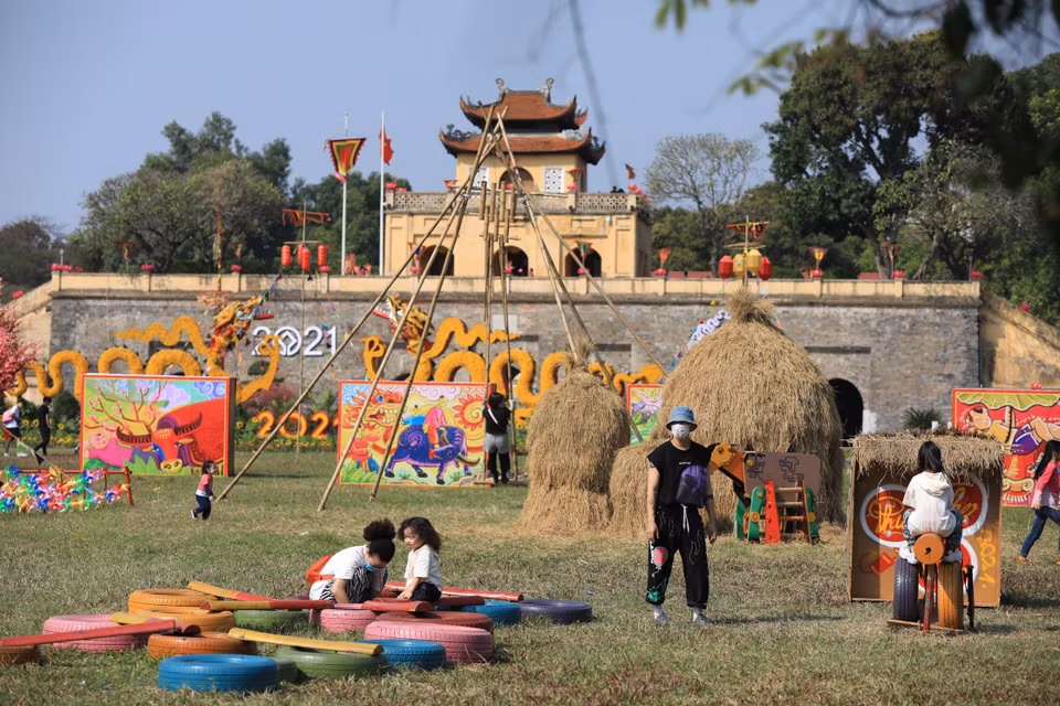 Du khách tham quan và trải nghiệm không khí Tết Việt xưa qua các trò chơi dân gian. (Ảnh: Minh Đức/TTXVN)