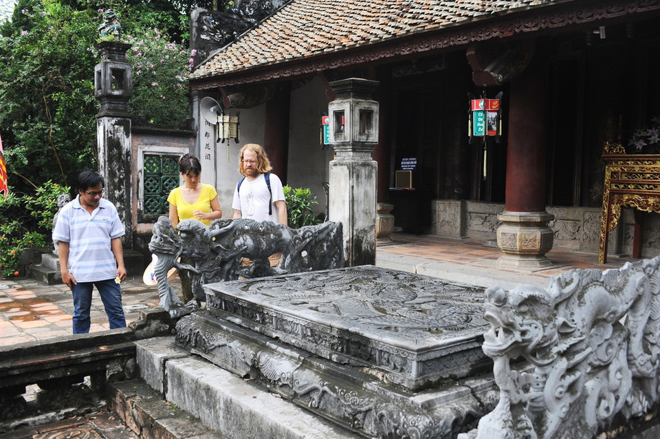 Du khách nước ngoài tham quan tại đền thờ Vua Đinh Tiên Hoàng, nơi lưu dấu nhiều giá trị văn hóa, lịch sử, nghệ thuật kiến trúc, tâm linh. (Ảnh: Minh Đức/TTXVN)