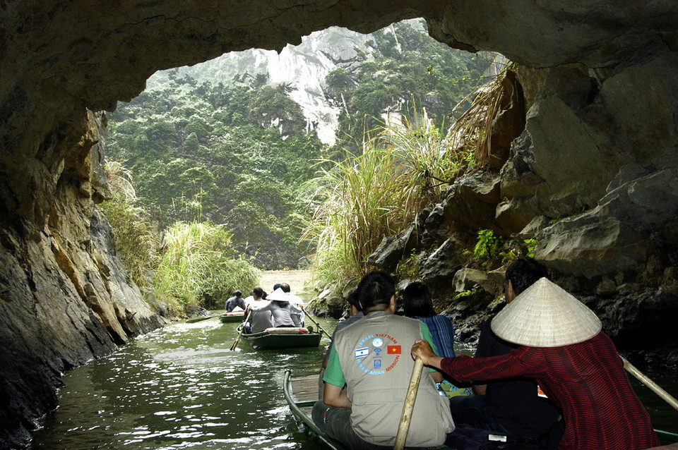 Du khách trong nước và quốc tế du thuyền thăm quan khu du lịch sinh thái Tràng An thuộc xã Trường Yên, huyện Hoa Lư. (Ảnh: Đình Huệ/TTXVN)