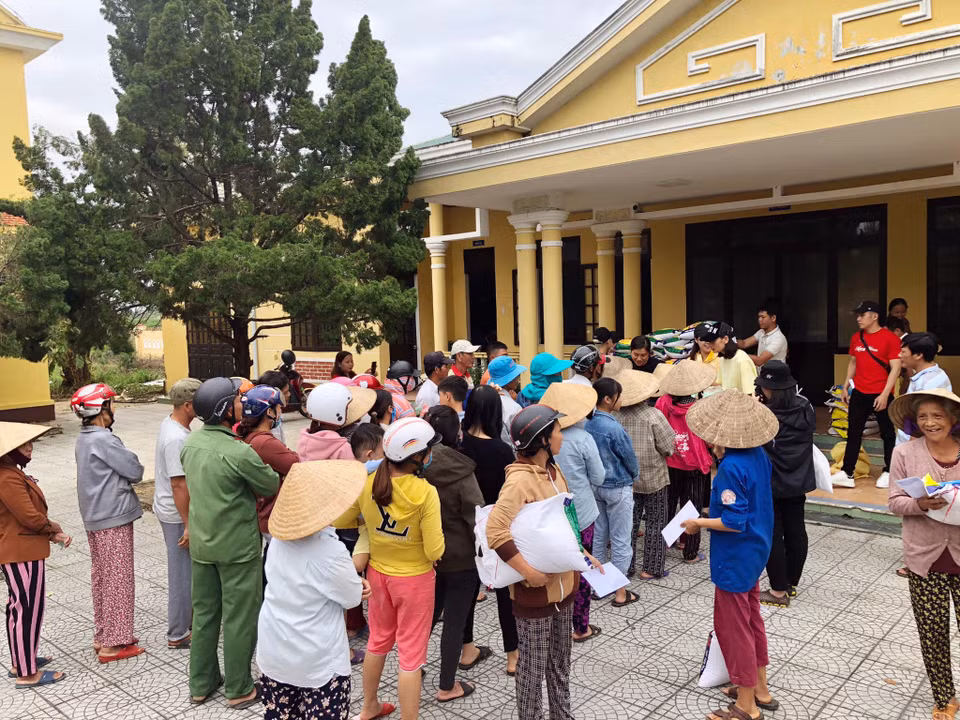 Tại xã Hương An, huyện Hương Trà đoàn trao 100 phần quà gồm nhu yếu phẩm cần thiết và tiền mặt. Tại xã Quảng An, huyện Quảng Điền, đoàn trao 500 phần quà tiền mặt cho người dân. (Ảnh: CTV)