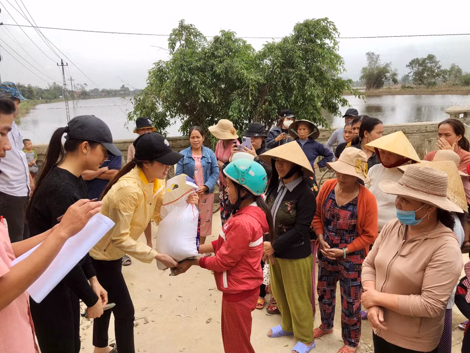 Những ngày qua, ảnh hưởng nghiêm trọng của mưa bão khiến các tỉnh miền Trung gặp nhiều khó khăn. Nhiều tổ chức, cá nhân tổ chức quyên góp, kêu gọi giúp đỡ đồng bào miền Trung. Hoa hậu Khánh Vân cũng không đứng ngoài cuộc. (Ảnh: CTV)