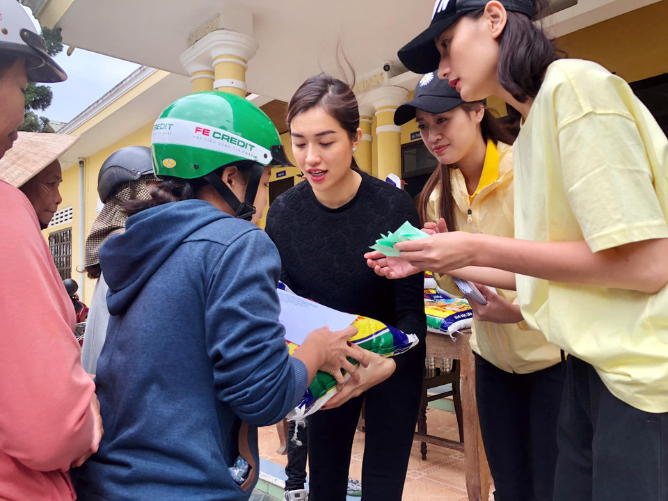 Ngày 24-25/10, đoàn đã phối hợp cùng các đơn vị ban ngành, tổ chức thăm và đến xã A Roàng, huyện A Lưới, trao 500 phần quà gồm 300 phần gạo, tiền mặt và 200 phần quà là cặp sách, vở, bánh kẹo, sữa… (Ảnh: CTV)