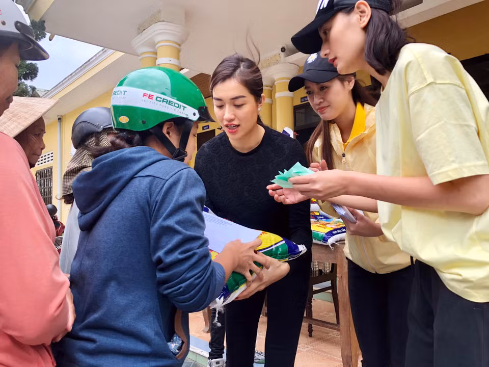 Ngày 24-25/10, đoàn đã phối hợp cùng các đơn vị ban ngành, tổ chức thăm và đến xã A Roàng, huyện A Lưới, trao 500 phần quà gồm 300 phần gạo, tiền mặt và 200 phần quà là cặp sách, vở, bánh kẹo, sữa… (Ảnh: CTV)
