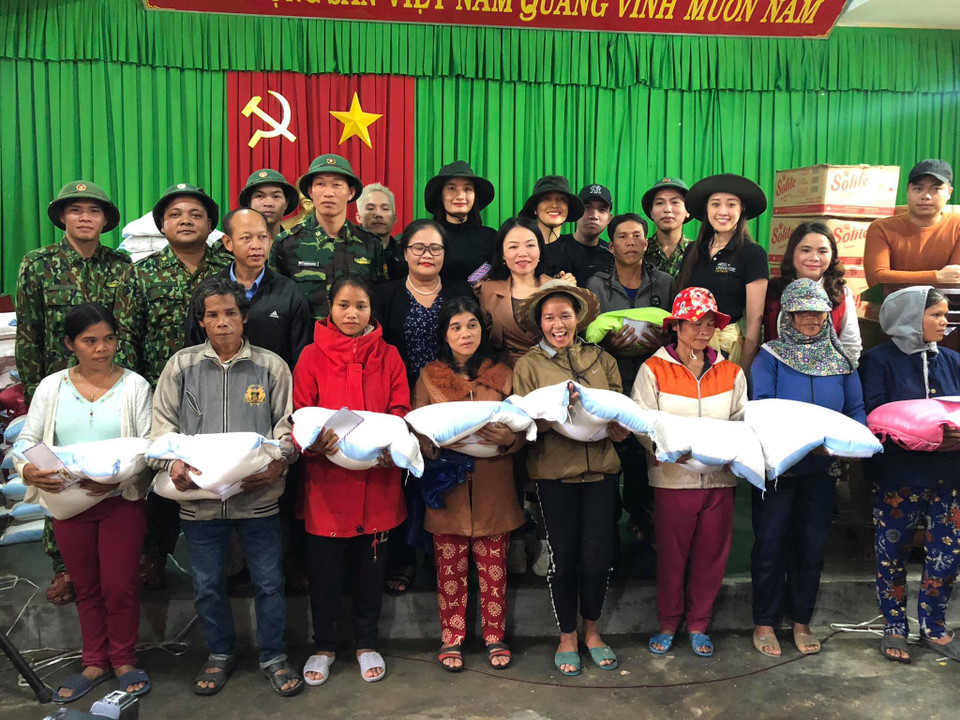 Hoa hậu Khánh Vân chia sẻ: ‘Khi xem tin tức trên báo đài, Vân vô cùng đau xót bởi thương người dân mình quá. Sau đại dịch Covid-19, người dân lại tiếp tục chiến đấu với mưa lũ. Những phần quà mà Vân và các chị mang đến, dù không có gì nhiều nhưng Vân hy vọng phần nào giúp mọi người có thêm chi phí khắc phục hậu quả sau lũ, cũng như tạm có cái ăn trong giai đoạn khó khăn này.' (Ảnh: CTV)