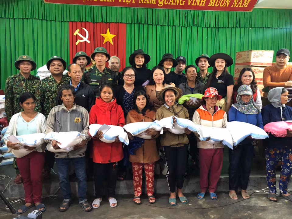 Hoa hậu Khánh Vân chia sẻ: ‘Khi xem tin tức trên báo đài, Vân vô cùng đau xót bởi thương người dân mình quá. Sau đại dịch Covid-19, người dân lại tiếp tục chiến đấu với mưa lũ. Những phần quà mà Vân và các chị mang đến, dù không có gì nhiều nhưng Vân hy vọng phần nào giúp mọi người có thêm chi phí khắc phục hậu quả sau lũ, cũng như tạm có cái ăn trong giai đoạn khó khăn này.' (Ảnh: CTV)