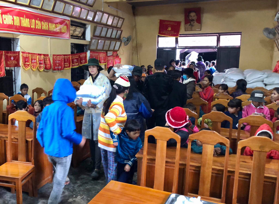 Không chỉ trực tiếp kêu gọi quyên góp, cô còn cùng Á hậu Lệ Hằng, người mẫu Lê Thúy đến Thừa Thiên Huế để trao quà và tiền mặt cho người dân. (Ảnh: CTV)