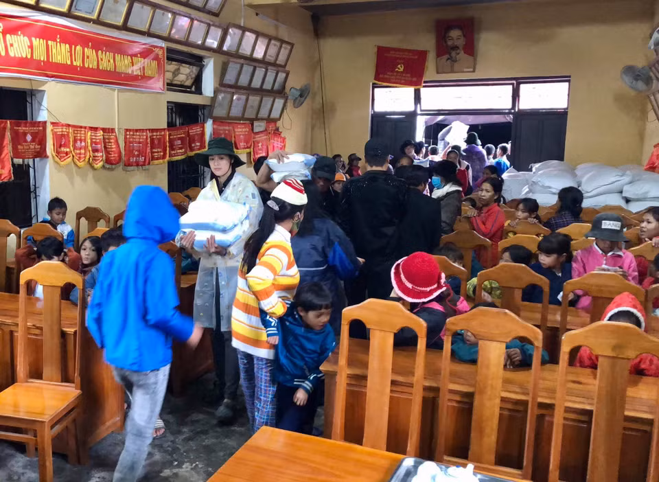 Không chỉ trực tiếp kêu gọi quyên góp, cô còn cùng Á hậu Lệ Hằng, người mẫu Lê Thúy đến Thừa Thiên Huế để trao quà và tiền mặt cho người dân. (Ảnh: CTV)