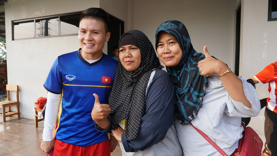 Quang Hải chụp với người dân Indonesia.(Ảnh: Trần Chiến/Vietnam+)