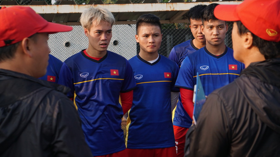 Thành viên đội tuyển họp bàn chiến thuật (Ảnh: Trần Chiến/Vietnam+)