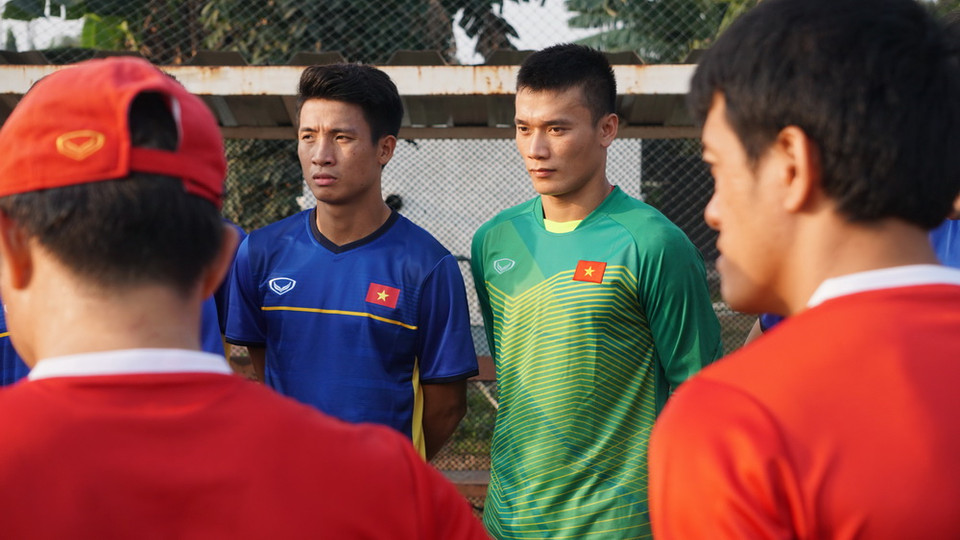 Thành viên đội tuyển họp bàn chiến thuật (Ảnh: Trần Chiến/Vietnam+)