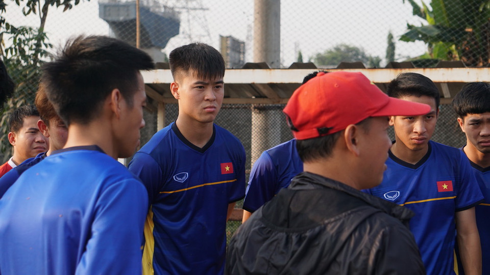 Thành viên đội tuyển họp bàn chiến thuật. (Ảnh: Trần Chiến/Vietnam+)