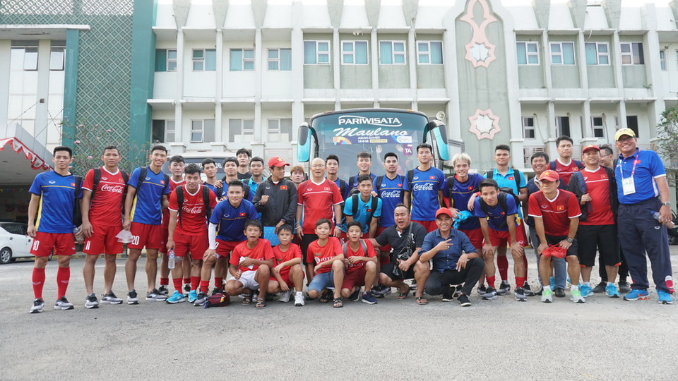 Các cầu thủ Olympic Việt Nam giao lưu (Ảnh: Trần Chiến/Vietnam+)