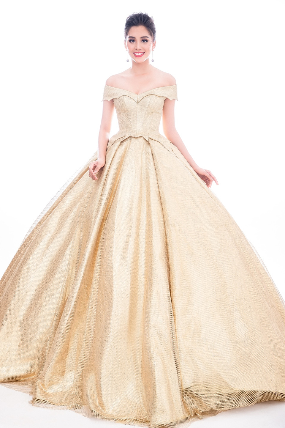 ‘Vy có vóc dáng chuẩn, cùng bờ vai mảnh dẻ. Vy tỏa sức hút như một nữ thần đầy kiêu hãnh nên Hòa dành cho Vy các phom dáng đuôi cá, đầm xòe cùng với tông màu sang trọng để tôn lên vẻ đẹp yêu kiều, quý phái của Vy,” nhà thiết kế Lê Thanh Hòa chia sẻ. (Ảnh: Mr. AT)