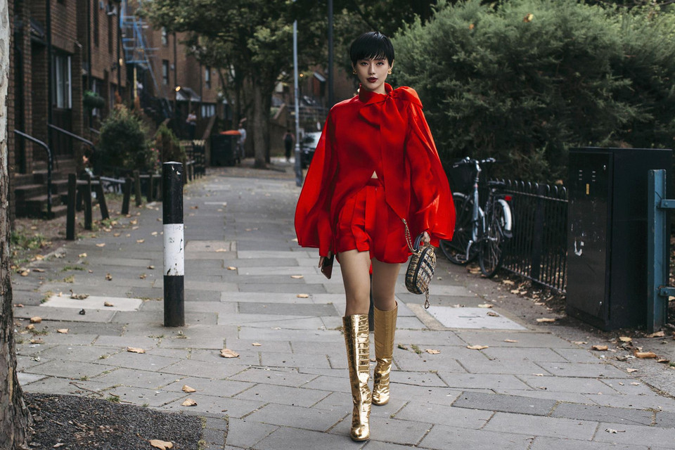 Cho đến hôm nay, trang phục của nhà thiết kế Trần Hùng cùng người mẫu Khánh Linh đã phủ đỏ khắp các bản tin 'street style' của các kênh thông tin thời trang uy tín thế giới như Elle Ukraina, The Impression, Buro… (Ảnh: CTV/Vietnam+)