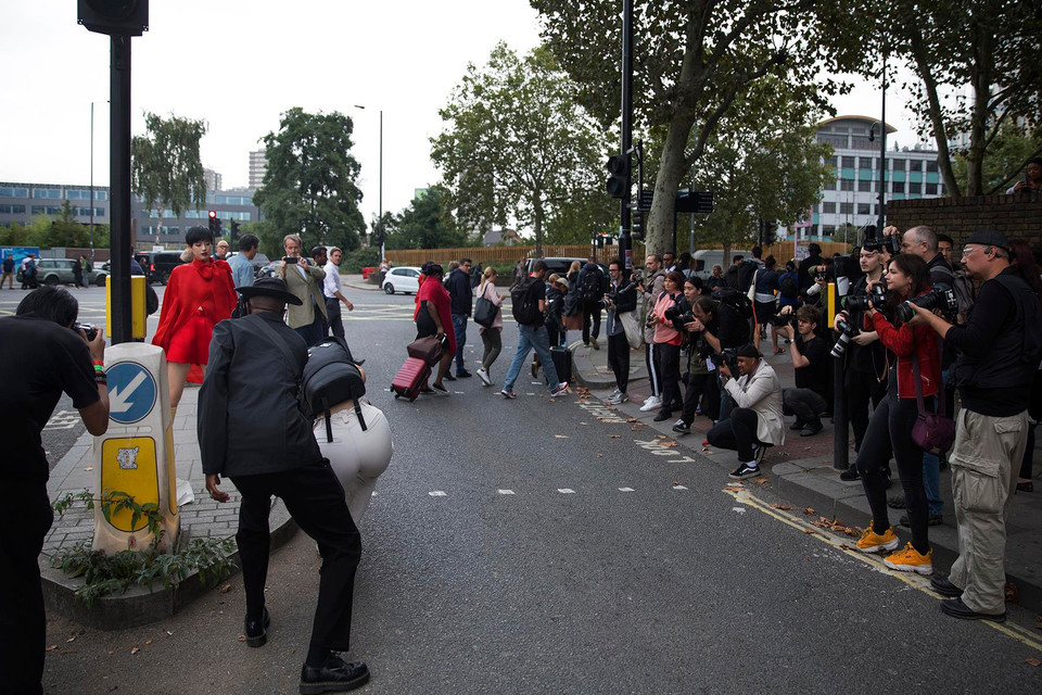 Mặc dù Khánh Linh diện trang phục này với mục đích chỉ để chụp bộ hình quảng bá cho show diễn của Trần Hùng, nhưng khi cô dạo bước trên đường, cánh phóng viên quốc tế đã không thể rời mắt khỏi cô. (Ảnh: CTV/Vietnam+)