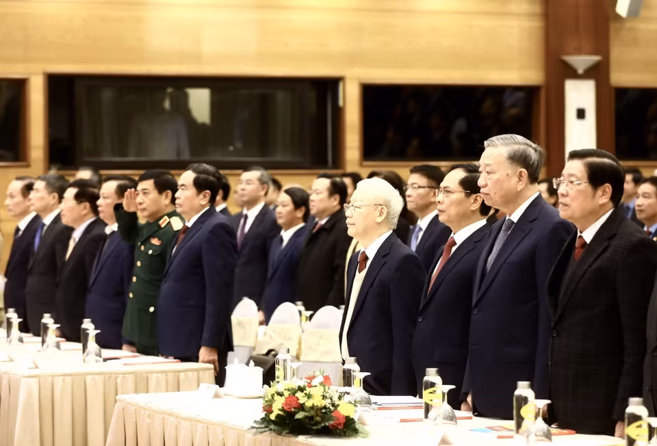 Tổng Bí thư Nguyễn Phú Trọng cùng các lãnh đạo Đảng, Nhà nước và đại biểu thực hiện nghi thức chào cờ. (Ảnh: Lâm Khánh/TTXVN)