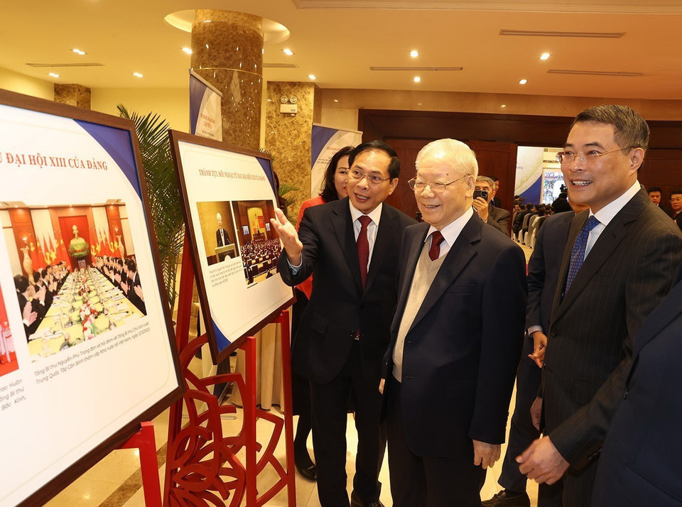 Tổng Bí thư Nguyễn Phú Trọng và các đại biểu tham quan trưng bày ảnh về Ngoại giao Việt Nam. (Ảnh: Trí Dũng/TTXVN)