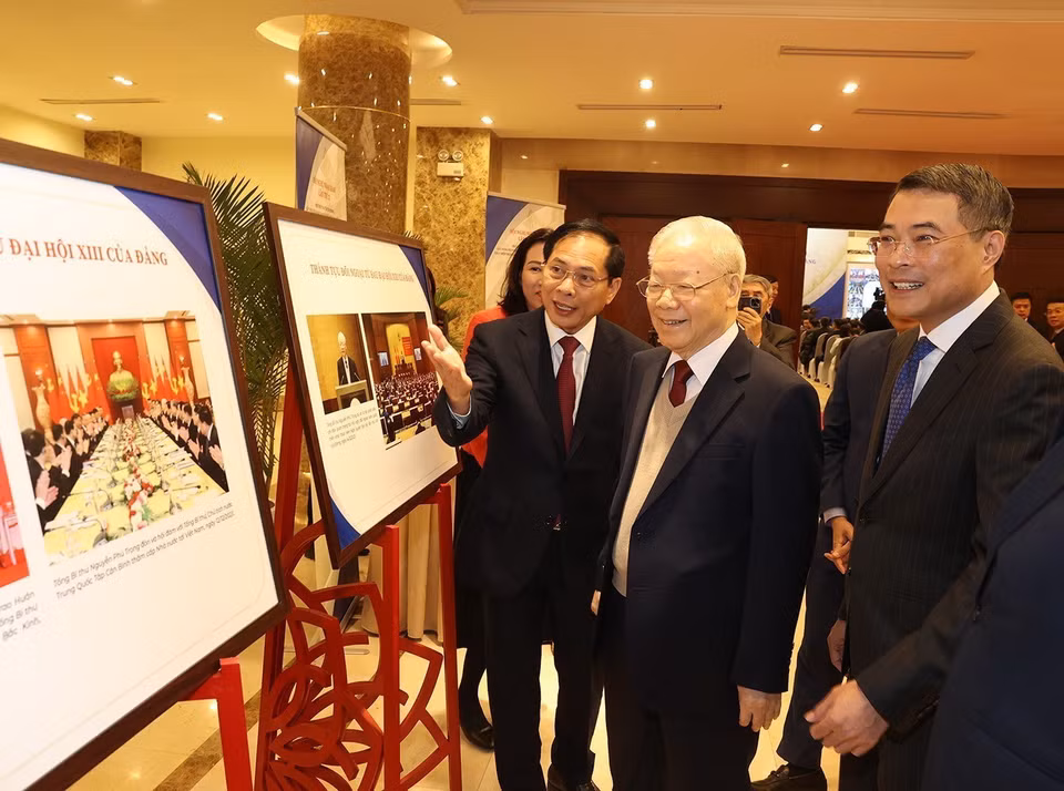 Tổng Bí thư Nguyễn Phú Trọng và các đại biểu tham quan trưng bày ảnh về Ngoại giao Việt Nam. (Ảnh: Trí Dũng/TTXVN)