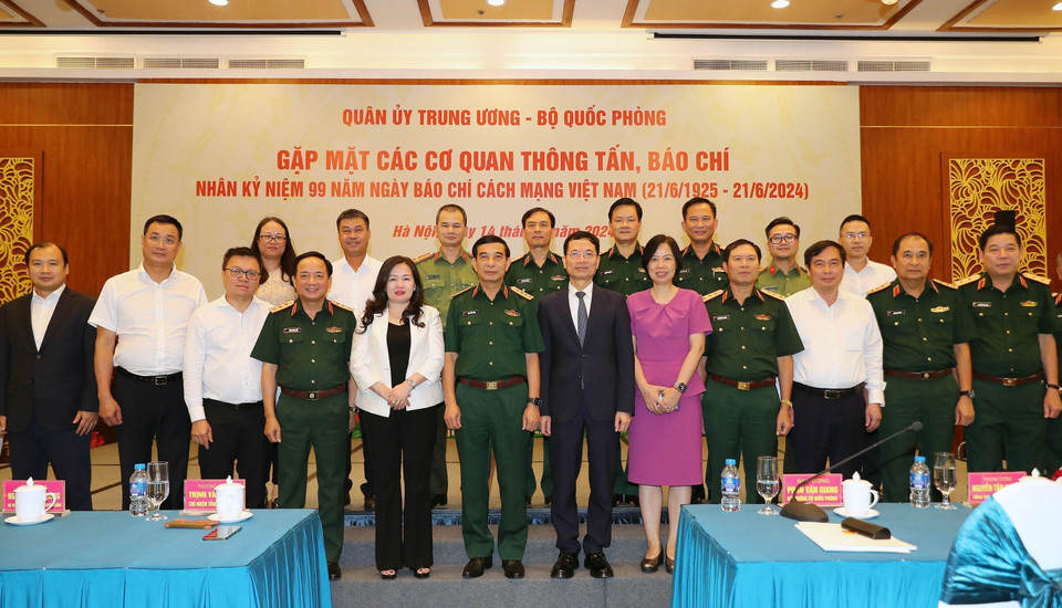 Đại tướng Phan Văn Giang, Ủy viên Bộ Chính trị, Phó Bí thư Quân ủy Trung ương, Bộ trưởng Bộ Quốc phòng và lãnh đạo các cơ quan thông tấn, báo chí tại buổi gặp mặt. (Ảnh: Trọng Đức/TTXVN)