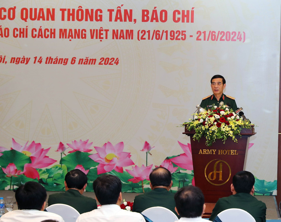 Đại tướng Phan Văn Giang, Ủy viên Bộ Chính trị, Phó Bí thư Quân ủy Trung ương, Bộ trưởng Bộ Quốc phòng phát biểu tại buổi gặp mặt. (Ảnh: Trọng Đức/TTXVN)