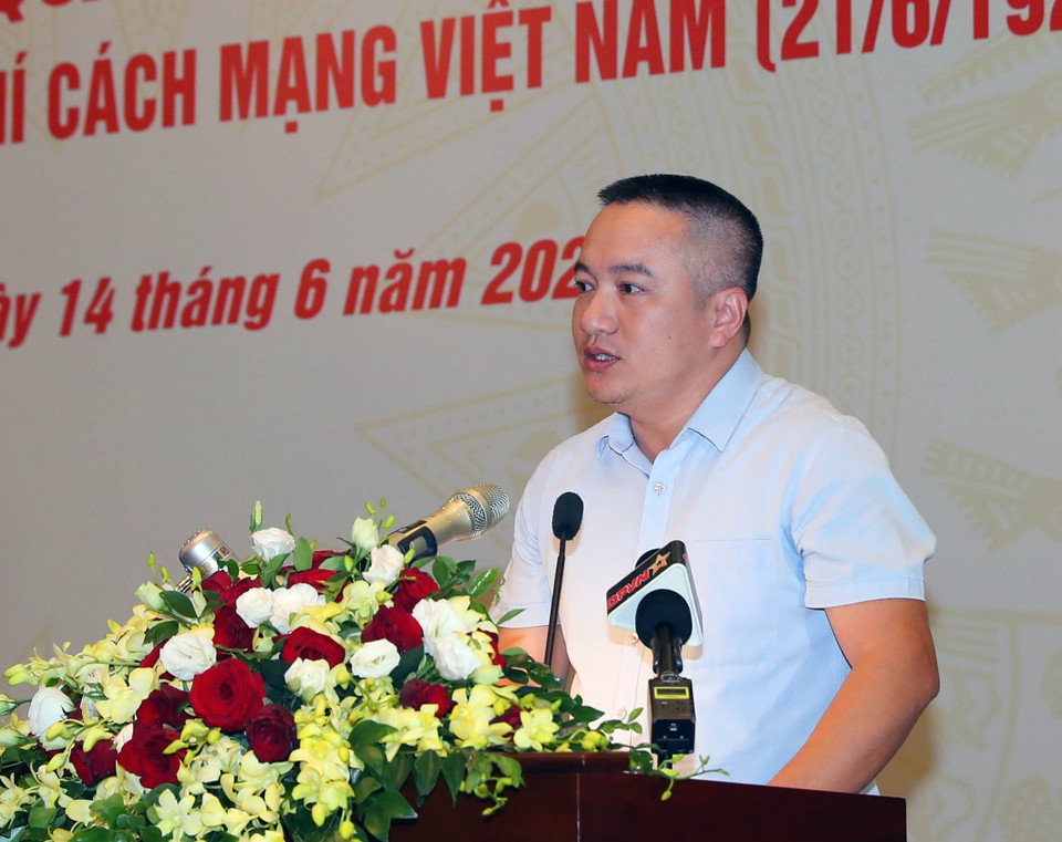 Phóng viên TTXVN Nguyễn Vân Giang phát biểu tại buổi gặp mặt. (Ảnh: Trọng Đức/TTXVN)