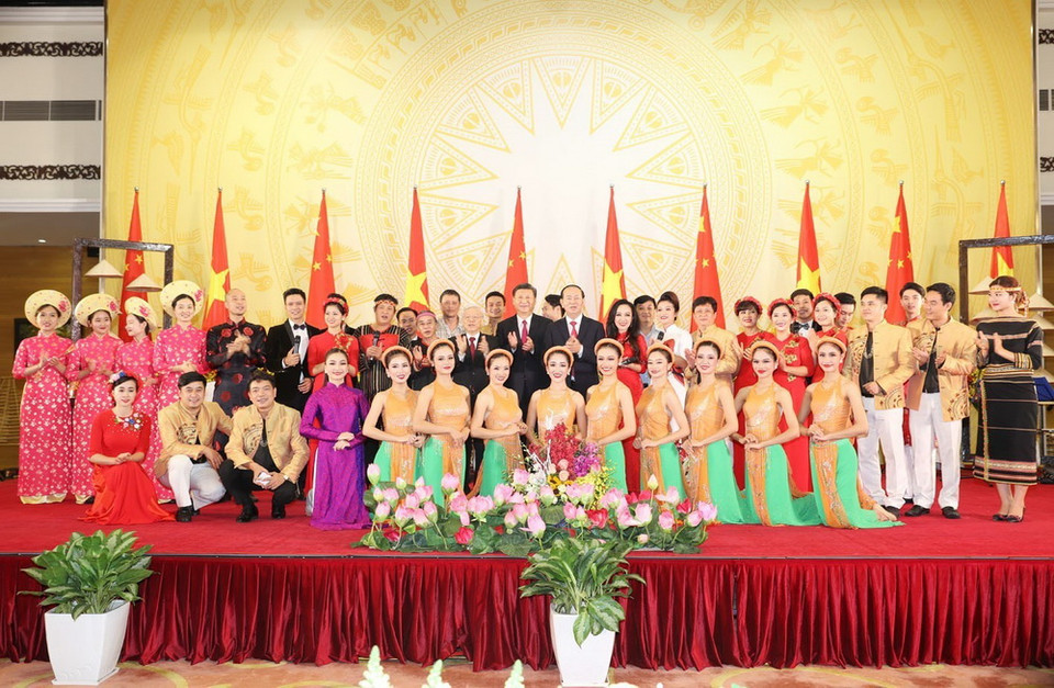 Tổng Bí thư Nguyễn Phú Trọng và Chủ tịch nước Trần Đại Quang cùng Tổng Bí thư, Chủ tịch Trung Quốc Tập Cận Bình với các nghệ sỹ. (Ảnh: Trí Dũng/TTXVN)