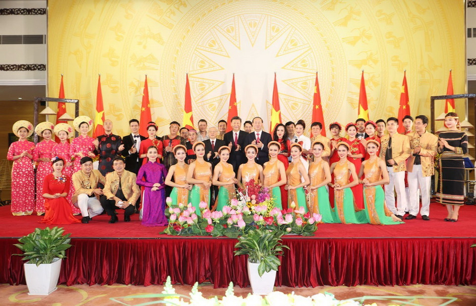 Tổng Bí thư Nguyễn Phú Trọng và Chủ tịch nước Trần Đại Quang cùng Tổng Bí thư, Chủ tịch Trung Quốc Tập Cận Bình với các nghệ sỹ. (Ảnh: Trí Dũng/TTXVN)