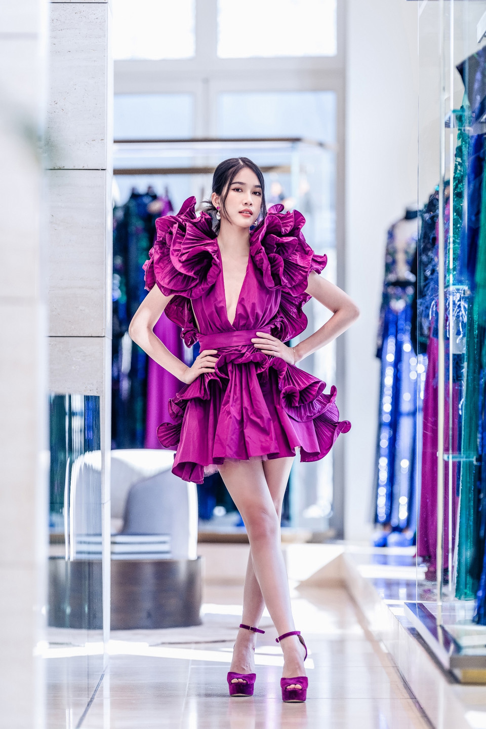 Về phom dáng trong bộ sưu tập, nhà mốt chọn những chi tiết sáng tạo đột phá trên nền nhiều chất liệu, phần vai độn tôn lên khí chất nữ quyền phóng khoáng, hay ‘triệu hồi’ vẻ đẹp quyến rũ nhờ những đường cắt sắc sảo, tinh tế. (Ảnh: Joris Van der Plaetsen)