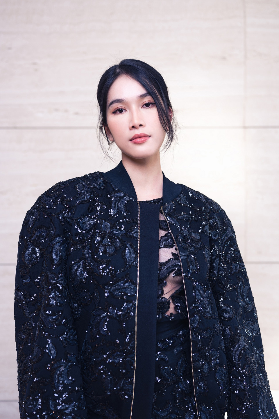 Những chiếc áo khoác bomber đính sequins bắt sáng cầu kỳ, tạo điểm nhấn cá tính và hơi hướng nổi loạn. (Ảnh: Joris Van der Plaetsen)
