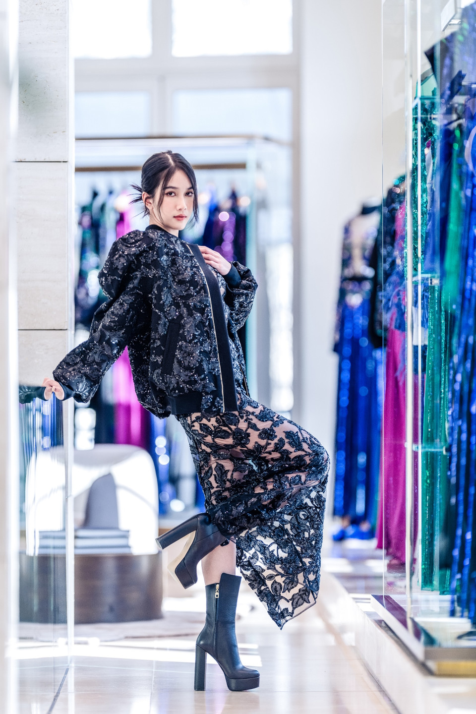 Tuy các thiết kế trang phục được tiết chế tối đa họa tiết nhưng vẫn gây ấn tượng nhờ lối sắp xếp các chất liệu và cấu trúc vải, tạo hiệu ứng thị giác hút mắt. (Ảnh: Joris Van der Plaetsen)