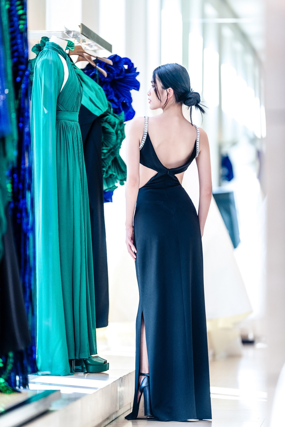 Lấy cảm hứng từ mùa Xuân hoa lá rực rỡ và tươi sắc, nhà thiết kế Elie Saab đã nâng tầm kỹ thuật may đo cao cấp bằng việc thêu nổi, xâu chuỗi, kết đính thủ công đầy phức tạp. (Ảnh: Joris Van der Plaetsen)