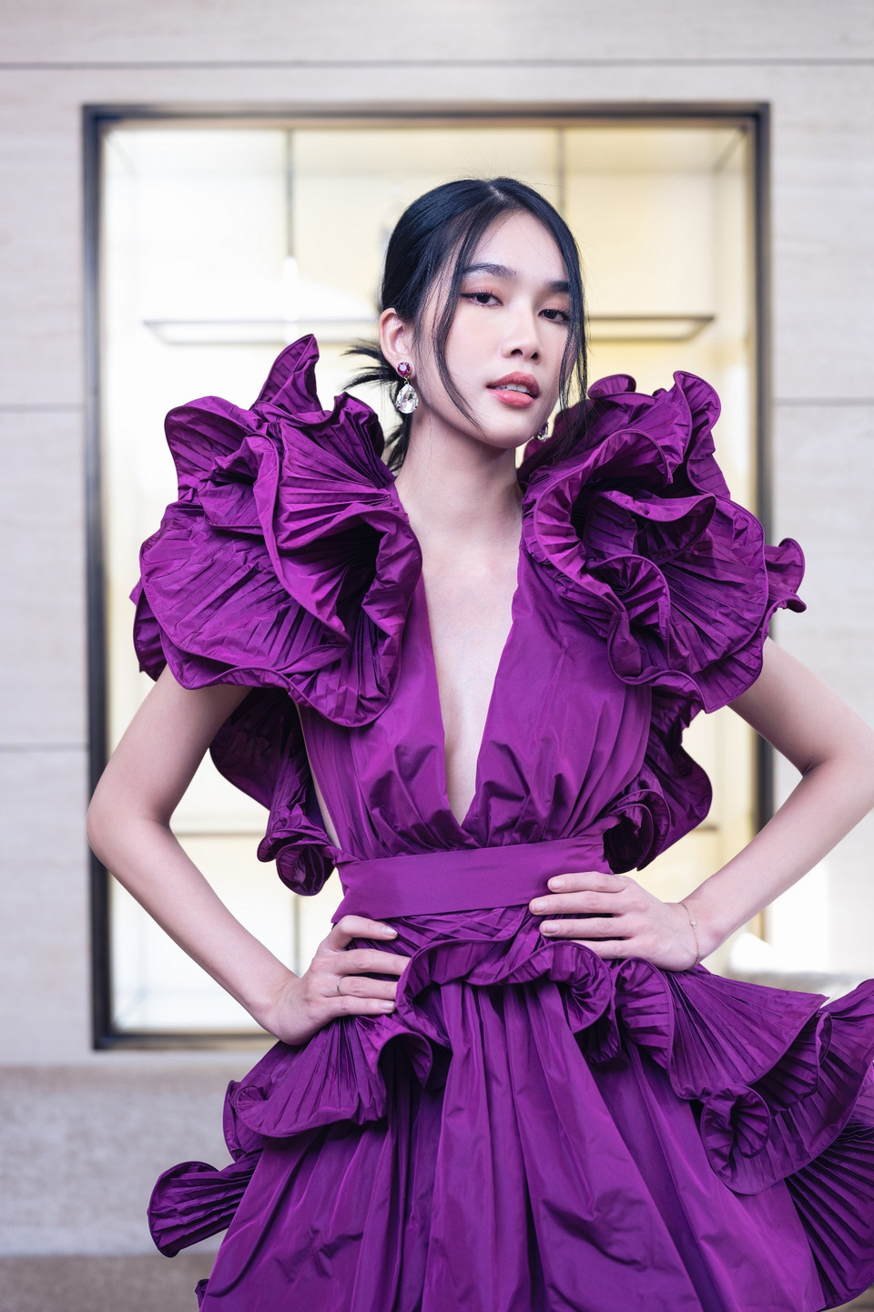 Nhà thiết kế Elie Saab mang đến những thiết kế với nhiều màu sắc nổi bật và chất liệu khác biệt, sự kết hợp bắt mắt giữa các khối màu mạnh như màu tím hoàng gia, màu hồng hoa đỗ quyên tương đối rực rỡ, hay những mẫu áo choàng, áo khoác ngoài khiến bao tín đồ hàng hiệu xiêu lòng khi chiêm ngưỡng. (Ảnh: Joris Van der Plaetsen)