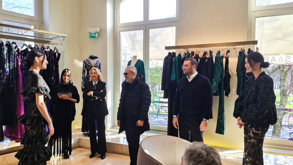 Sau khi tham gia show diễn thuộc khuôn khổ Paris Fashion Week 2022, hai nhan sắc Việt đã có dịp gặp gỡ trực tiếp nhà thiết kế Pháp Elie Saab. Không chỉ tham quan và trực tiếp trải nghiệm những thiết kế mới nhất trong bộ sưu tập Thu Đông vừa được trình diễn của Elie Saab, Lương Thùy Linh và Phương Anh còn có cơ hội giao lưu với nhà thiết kế nổi tiếng và con trai ông là Elie Saab Jr - Giám đốc Điều hành thương hiệu Elie Saab. (Ảnh: Joris Van der Plaetsen)