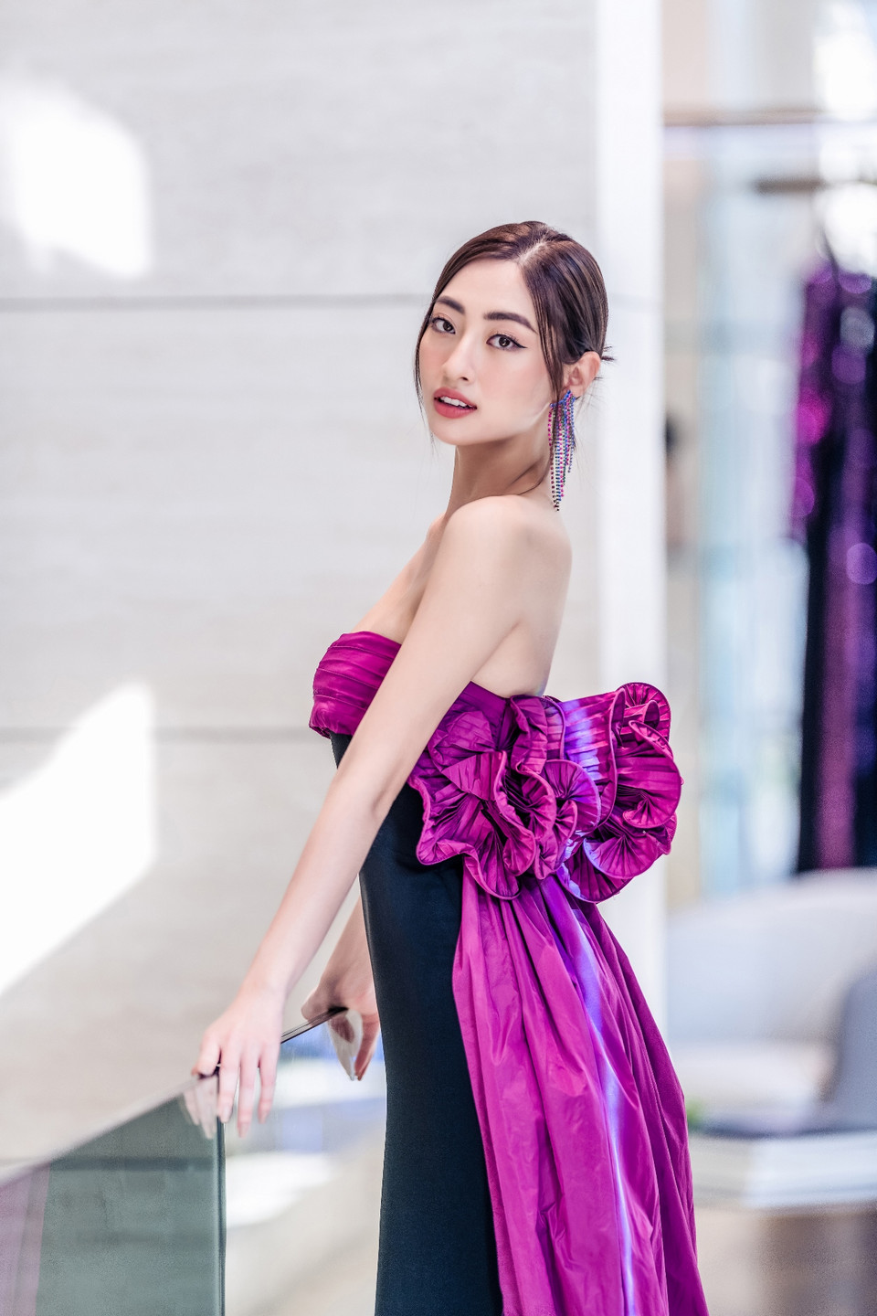 Trước đó, trong show diễn thời trang của Elie Saab tại Paris Fashion Week 2022, sự tự tin của cả hai nàng hậu đã ‘làm chủ’ hoàn toàn cuộc trò chuyện với báo giới nước ngoài, khẳng định vẻ đẹp tri thức, nét đẹp trí tuệ của nhan sắc Việt. (Ảnh: Joris Van der Plaetsen)