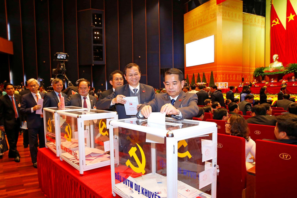 Các đại biểu bỏ phiếu bầu Ban Chấp hành Trung ương khóa XIII. (Ảnh: TTXVN)