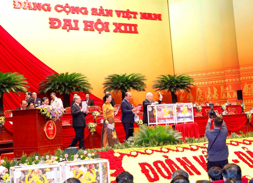 Tổng Bí thư, Chủ tịch nước Nguyễn Phú Trọng, Thủ tướng Nguyễn Xuân Phúc, Chủ tịch Quốc hội Nguyễn Thị Kim Ngân, Thường trực Ban Bí thư Trần Quốc Vượng bỏ phiếu bầu Ban Chấp hành Trung ương khóa XIII. (Ảnh: TTXVN)