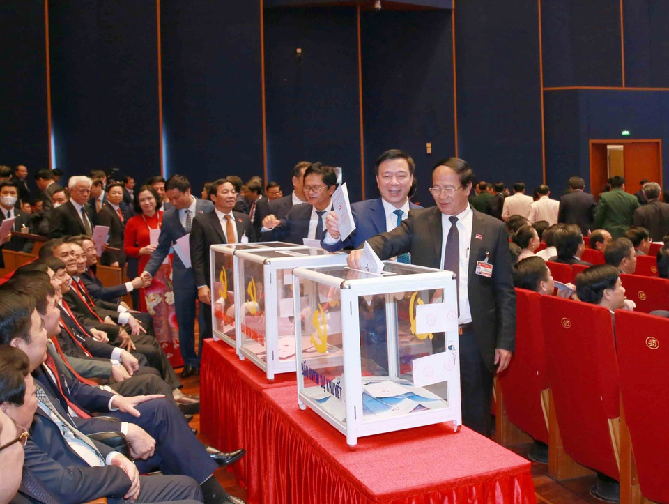 Đại biểu Đảng bộ thành phố Hải Phòng bỏ phiếu bầu Ban Chấp hành Trung ương khóa XIII. (Ảnh: TTXVN)