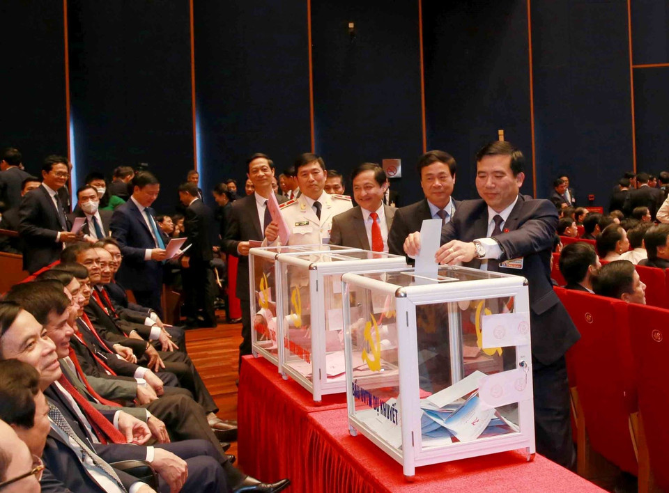 Đại biểu Đảng bộ tỉnh Phú Thọ bỏ phiếu bầu Ban Chấp hành Trung ương khóa XIII. (Ảnh: TTXVN)