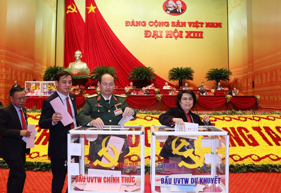 Các đại biểu bỏ phiếu bầu Ban Chấp hành Trung ương khóa XIII. (Ảnh: TTXVN)