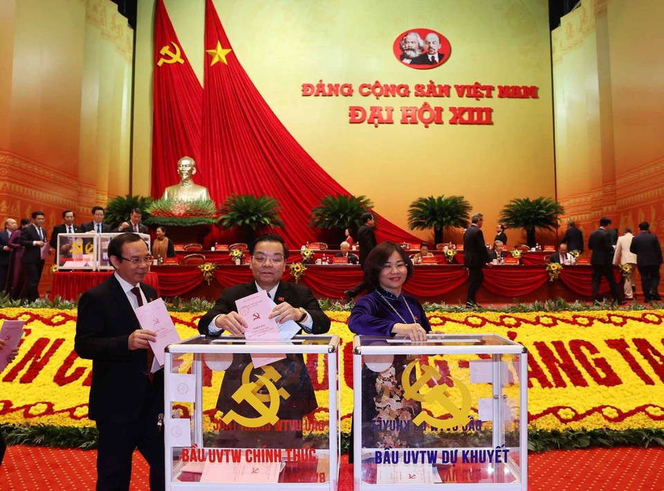 Các đại biểu bỏ phiếu bầu Ban Chấp hành Trung ương khóa XIII. (Ảnh: TTXVN)