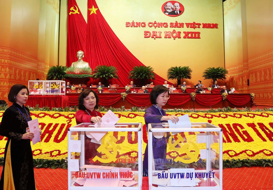 Các đại biểu bỏ phiếu bầu Ban Chấp hành Trung ương khóa XIII. (Ảnh: TTXVN)