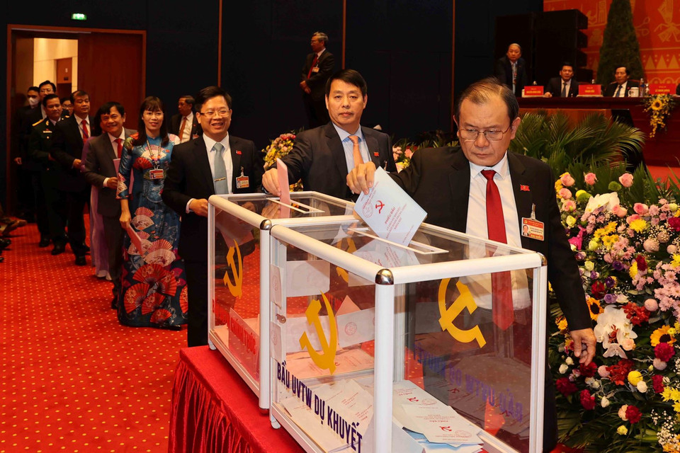 Các đại biểu bỏ phiếu bầu Ban Chấp hành Trung ương khóa XIII. (Ảnh: TTXVN)