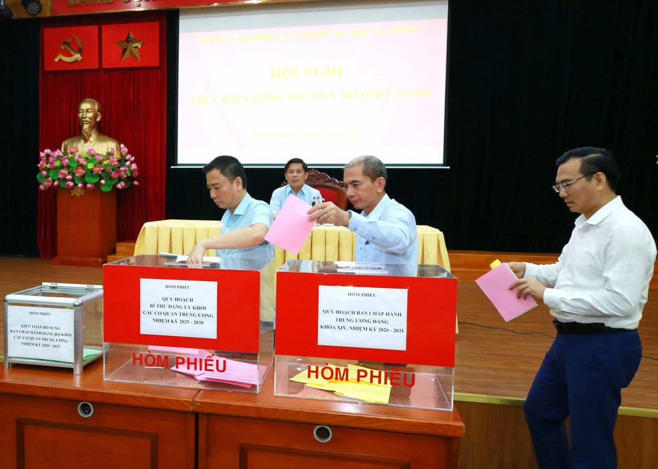 Đại biểu bỏ phiếu giới thiệu nhân sự quy hoạch. (Ảnh: Phương Hoa/TTXVN)