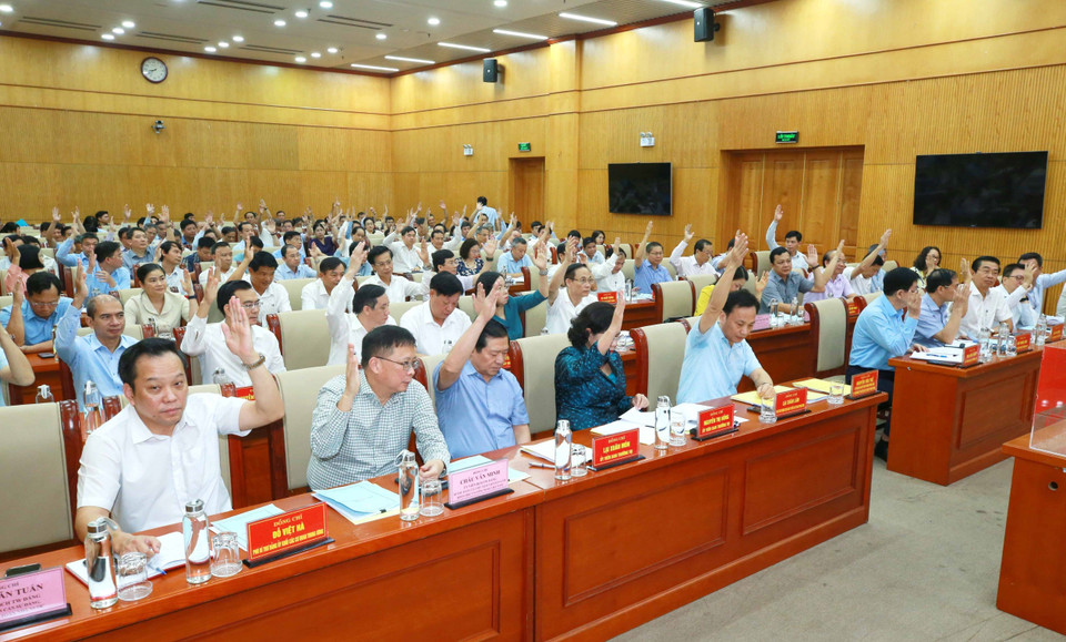 Đại biểu biểu quyết thông qua danh sách Ban Kiểm phiếu. (Ảnh: Phương Hoa/TTXVN)