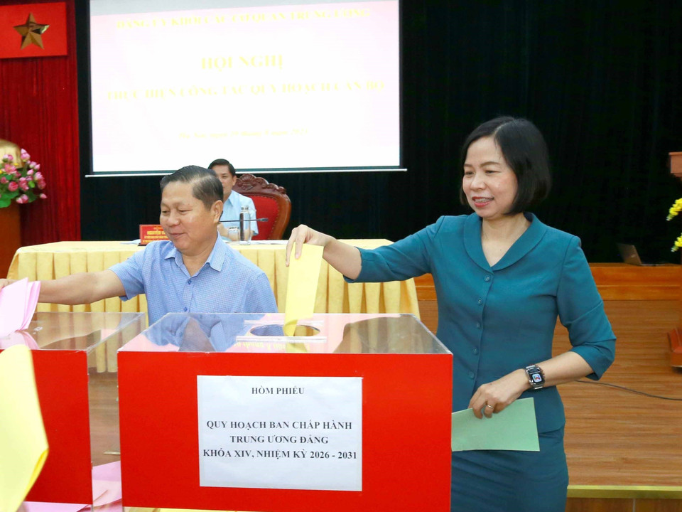 Đại biểu bỏ phiếu giới thiệu nhân sự quy hoạch. (Ảnh: Phương Hoa/TTXVN)