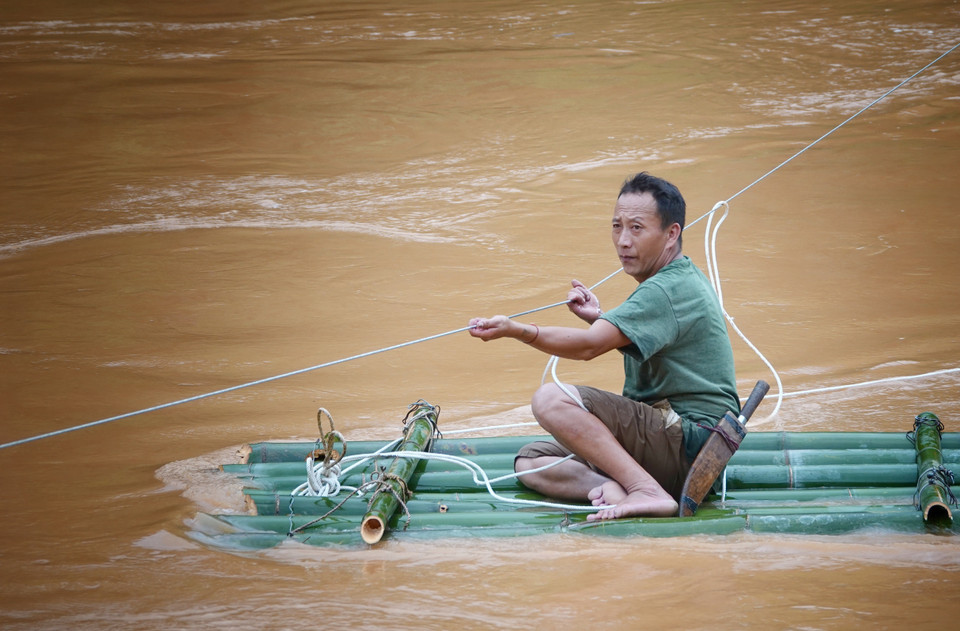 Lực lượng dân quân vào giúp đỡ người dân làm lại nhà cửa và di dời các hộ nằm trong vùng nguy cơ sạt lở đến nơi an toàn. (Ảnh: Tuấn Anh/TTXVN)