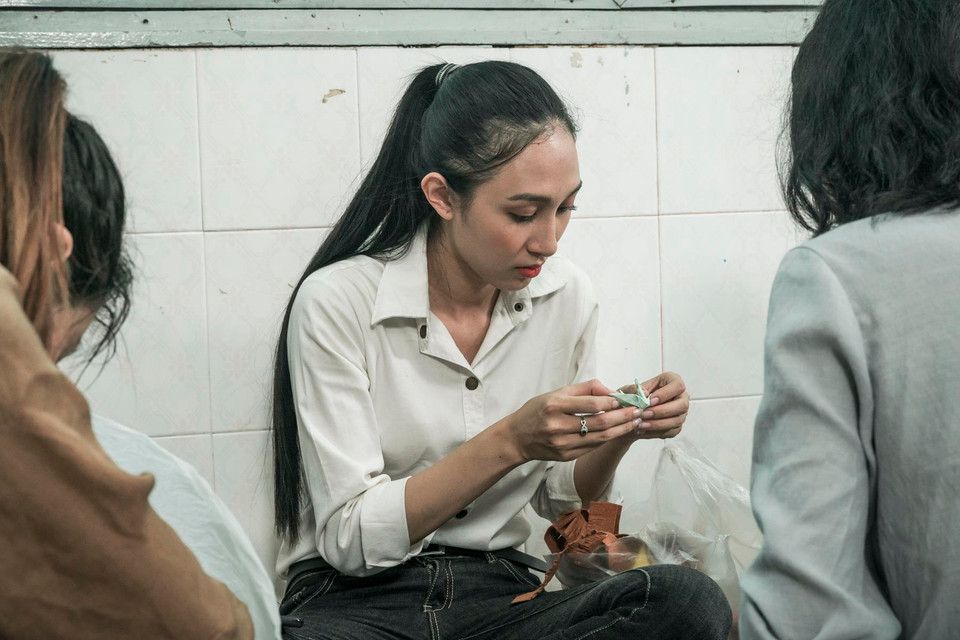 Tự tay làm những món quà nhỏ các em. (Ảnh: BTC)