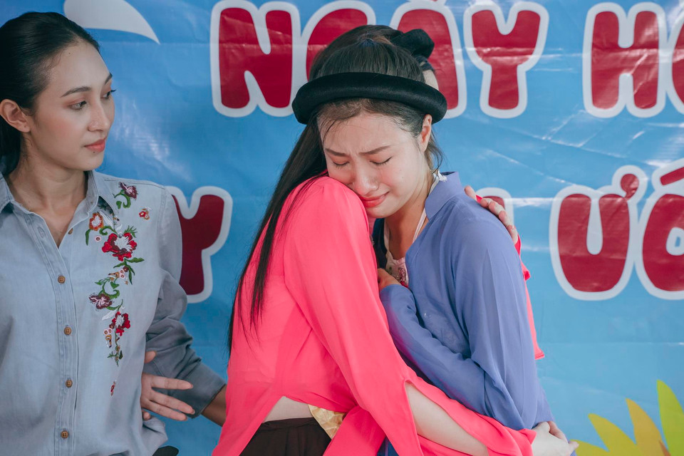 Và một thí sinh đã bật khóc trước những ánh mắt ngây thơ, hồn nhiên mặc dù trong người các em đang mang những căn bệnh hiểm ác. (Ảnh: BTC)