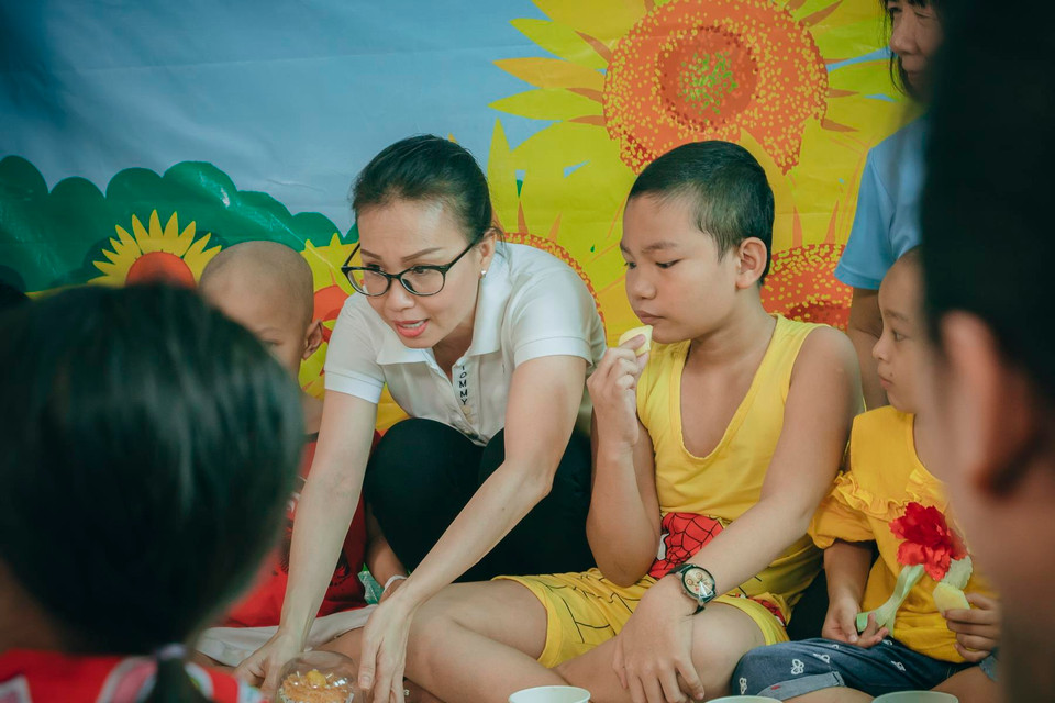 Buổi tiệc nhỏ còn có sự tham gia đặc biệt của ca sỹ Cẩm Ly. Cô rất xúc động trước những khoảnh khắc mà các em nhỏ hồn nhiên, vô tư bên các thí sinh Miss World Việt Nam. Ca sỹ Cẩm Ly cũng xúc động khi bốn thí sinh đã không ngại khó khăn thuyết phục các em nhỏ đến lớp học, cũng như rất tâm huyết trong từng hoạt động để mang đến bầu không khí tươi vui, ấm áp cho cô Phấn và các bệnh nhi ung thư. (Ảnh: BTC)